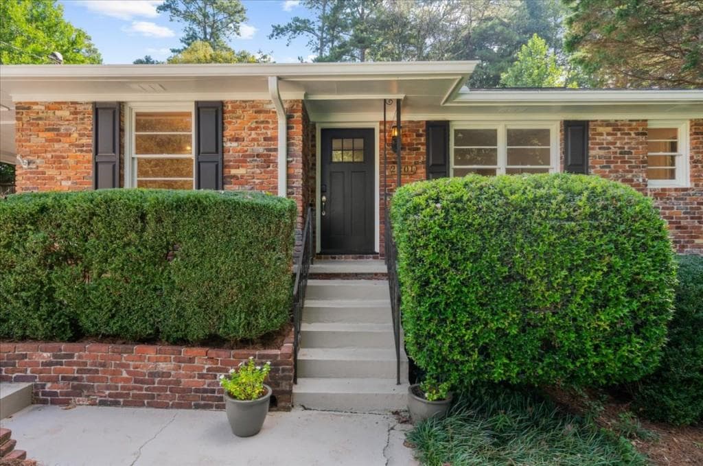 3 bedroom, 3 bathroom, 1,643 sq ft single family residence for rent at 2201 Fairway Circle, Brookhaven, GA 30319 for $3,750 a month — photo 6