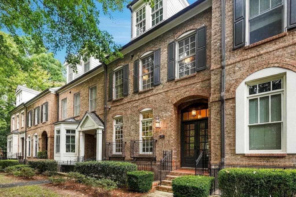 4 bedroom, 5 bathroom, 3,477 sq ft townhouse for sale at 657 Lockton Place, Sandy Springs, GA 30342 — photo 2