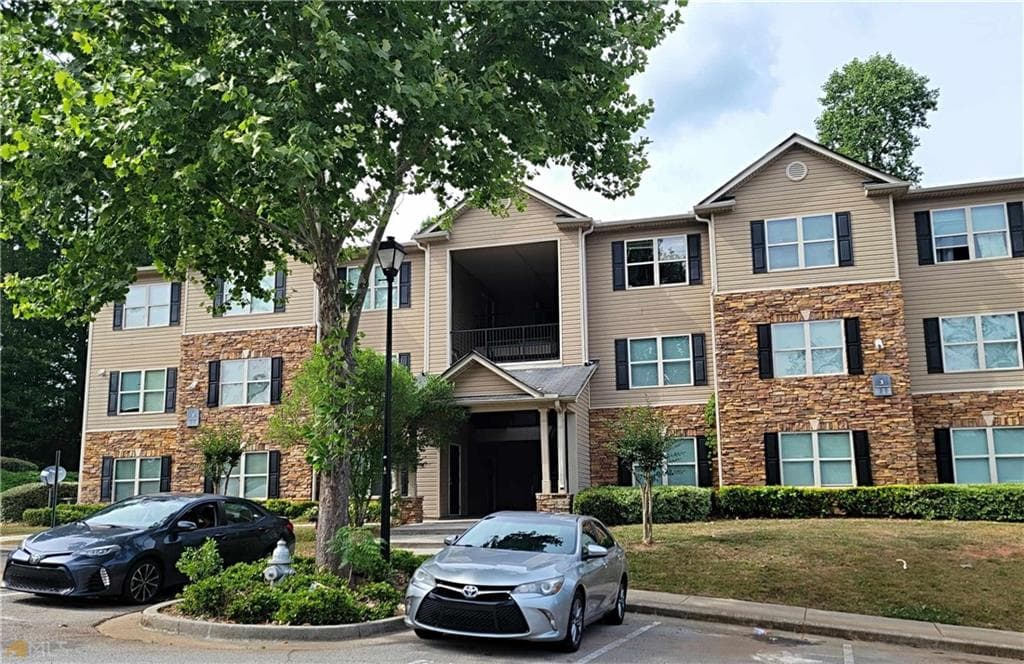 3 bedroom, 2 bathroom, 1,232 sq ft condominium for sale at 3303 Fairington Club Drive 3303, Lithonia, GA 30038