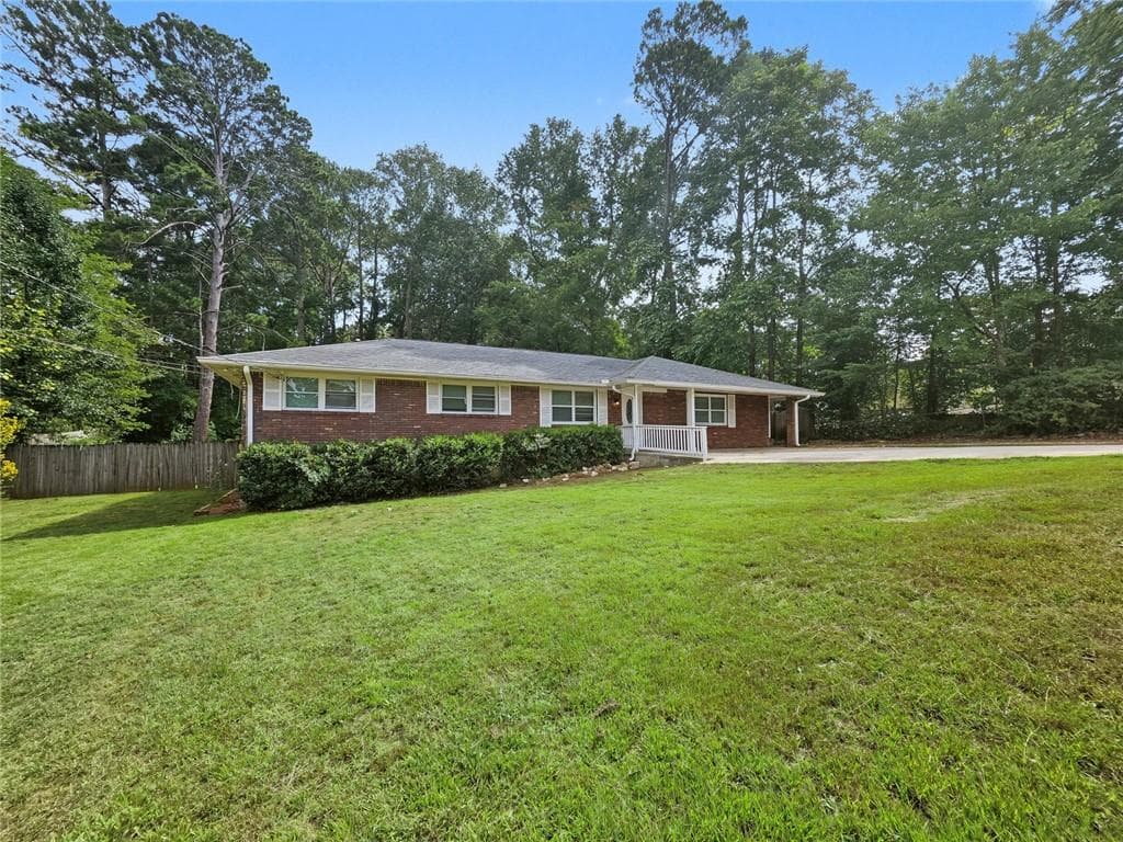 4 bedroom, 2 bathroom, 1,319 sq ft single family residence for sale at 530 Allgood Road, Stone Mountain, GA 30083 — photo 2