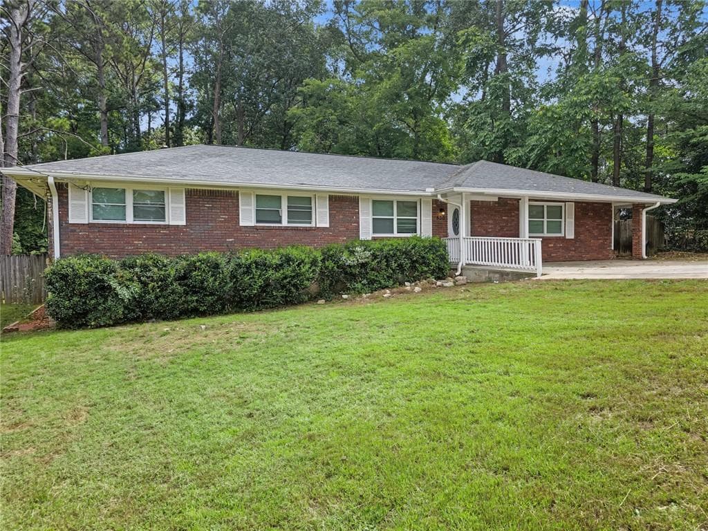 4 bedroom, 2 bathroom, 1,319 sq ft single family residence for sale at 530 Allgood Road, Stone Mountain, GA 30083 — photo 3