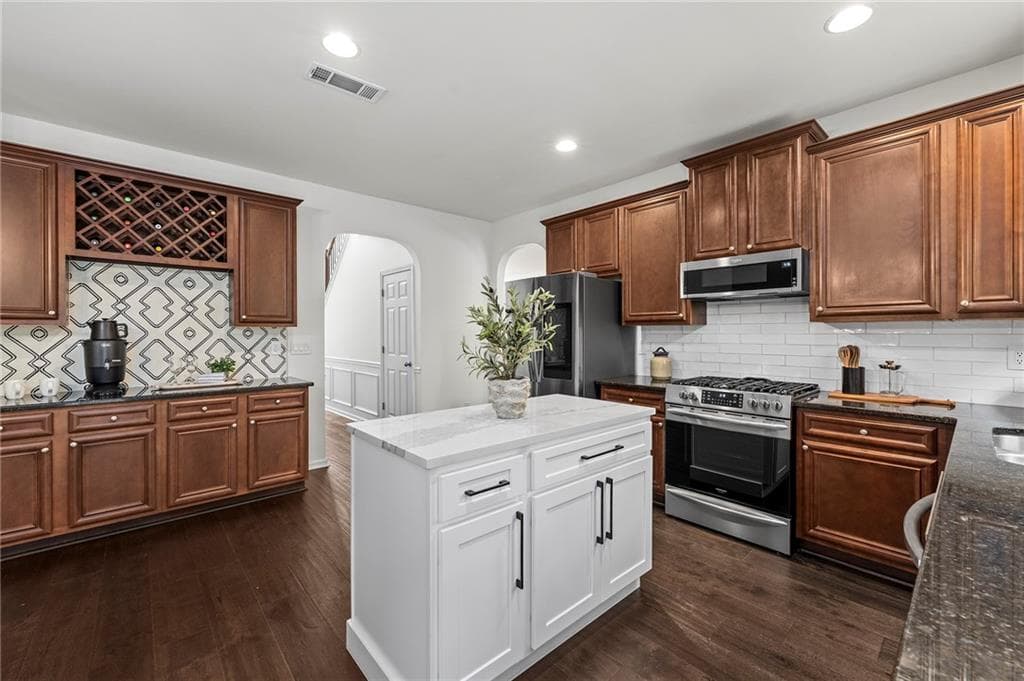 5 bedroom, 3 bathroom, 3,217 sq ft single family residence for sale at 137 Farm Valley Drive, Canton, GA 30115 — photo 2