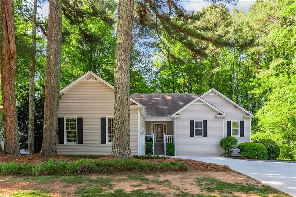 4 bedroom, 3 bathroom, 2,770 sq ft single family residence for rent at 6011 Crabapple Way, Powder Springs, GA 30127 for $2,900 a month — photo 2