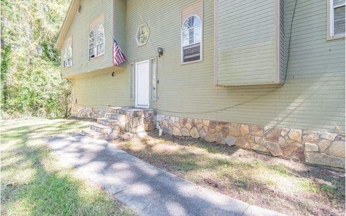 3 bedroom, 3 bathroom, 1,956 sq ft single family residence for sale at 185 Windhaven Trail, South Fulton, GA 30331 — photo 2