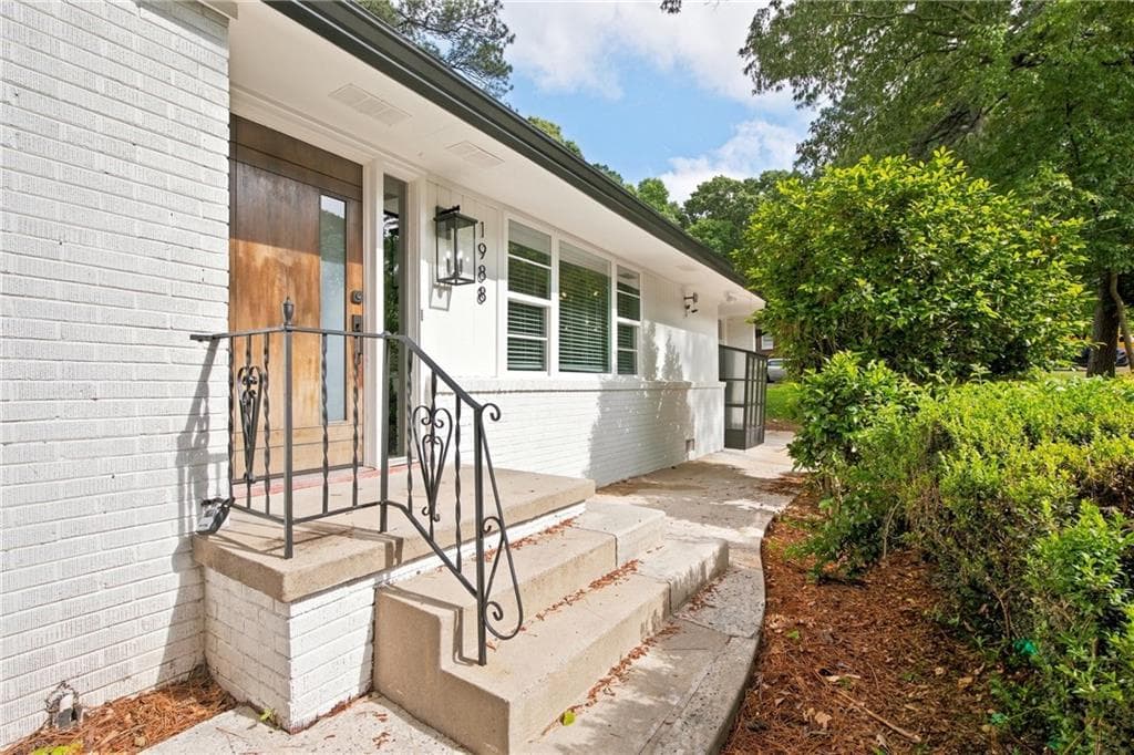 3 bedroom, 3 bathroom, 2,490 sq ft single family residence for sale at 1988 Brewer Boulevard, Atlanta, GA 30310 — photo 4