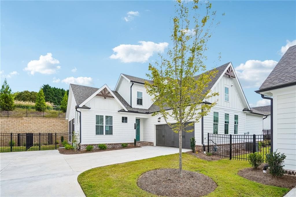 3 bedroom, 3 bathroom, 2,221 sq ft single family residence for sale at 555 Pearl Street, Cumming, GA 30040