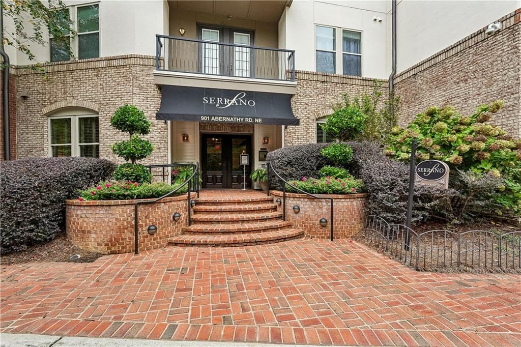 2 bedroom, 2 bathroom, 1,002 sq ft condominium for sale at 901 Abernathy Road 6230, Sandy Springs, GA 30328 — photo 2