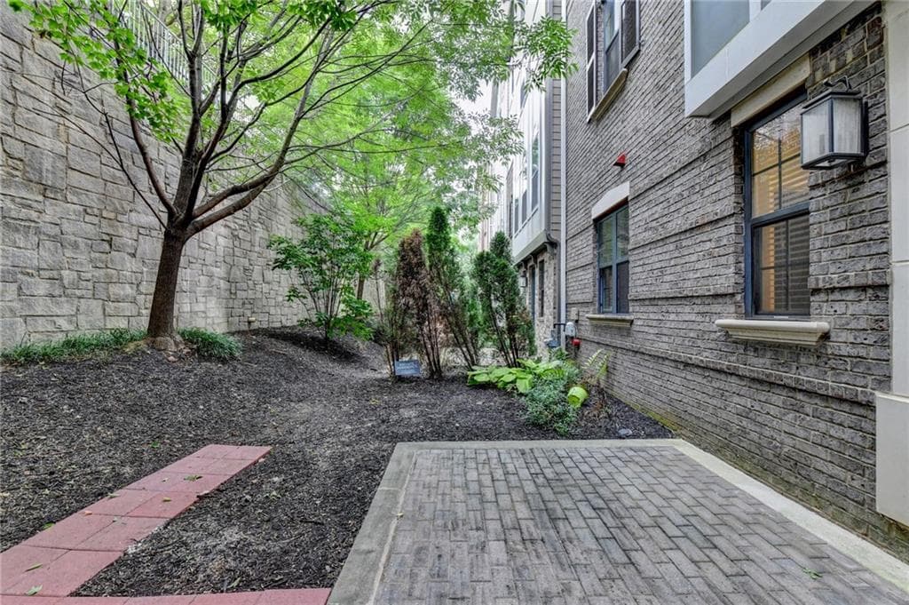 3 bedroom, 3 bathroom, 1,890 sq ft single family residence for sale at 595 Broadview Place, Atlanta, GA 30324 — photo 10