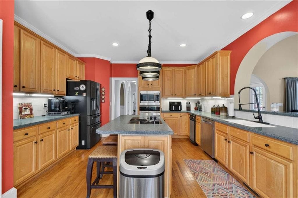 6 bedroom, 5 bathroom, 6,118 sq ft single family residence for sale at 1009 Lyndhurst Way, Conyers, GA 30013 — photo 2