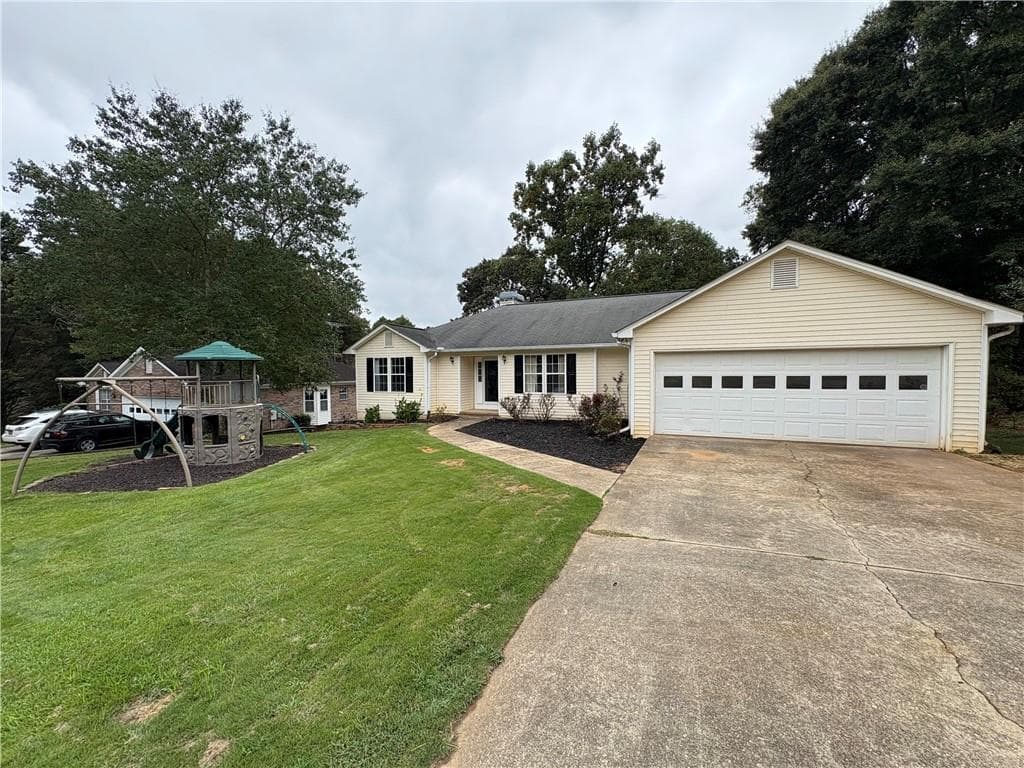 3 bedroom, 2 bathroom, 1,925 sq ft single family residence for rent at 3813 N. Rivercrest, Gainesville, GA 30506 for $2,100 a month — photo 1 of 37