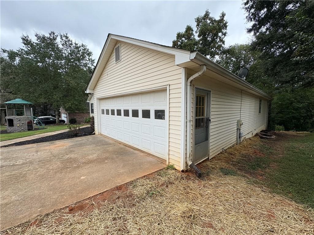 3 bedroom, 2 bathroom, 1,925 sq ft single family residence for rent at 3813 N. Rivercrest, Gainesville, GA 30506 for $2,100 a month — photo 3