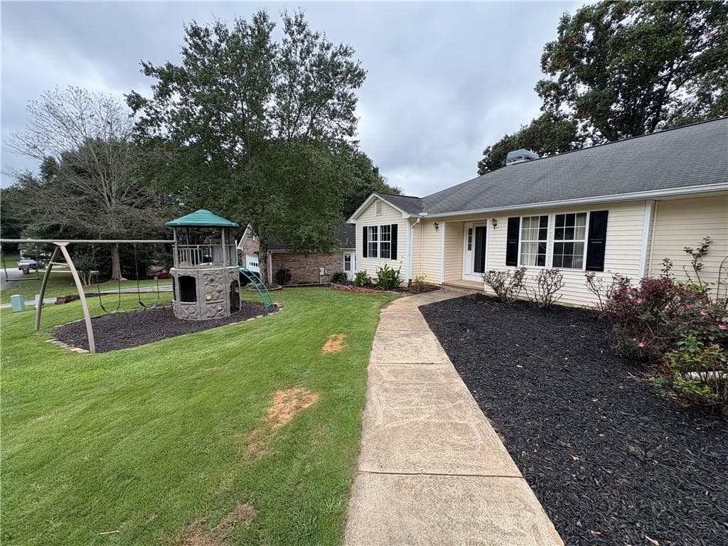 3 bedroom, 2 bathroom, 1,925 sq ft single family residence for rent at 3813 N. Rivercrest, Gainesville, GA 30506 for $2,100 a month — photo 4