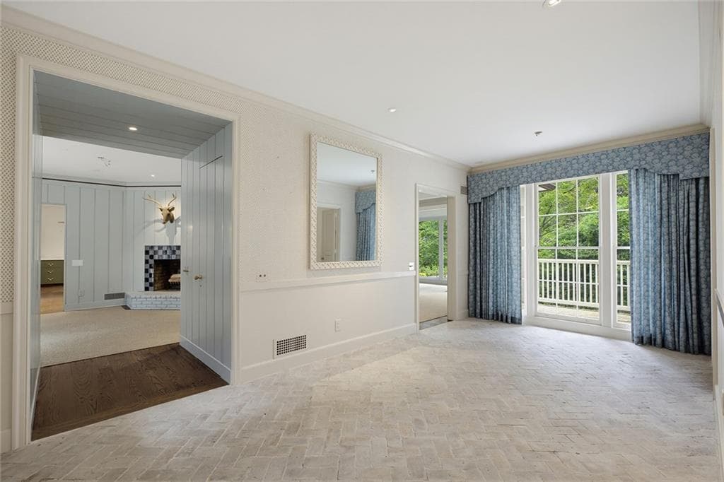 5 bedroom, 4 bathroom single family residence under contract at 4061 Glen Devon Drive, Atlanta, GA 30327 — photo 2