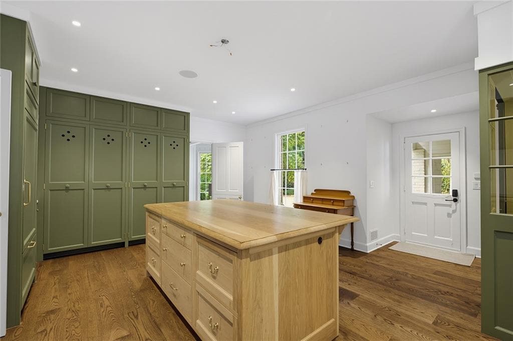 5 bedroom, 4 bathroom single family residence under contract at 4061 Glen Devon Drive, Atlanta, GA 30327 — photo 6