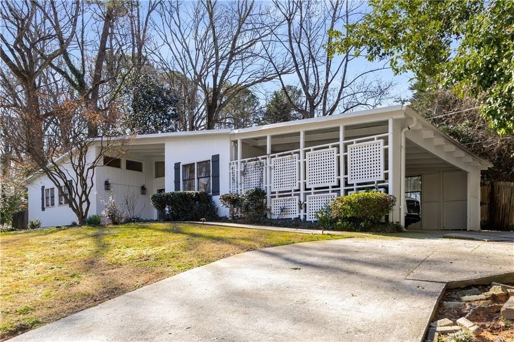 4 bedroom, 2 bathroom, 1,872 sq ft single family residence for rent at 130 Putnam Circle, Atlanta, GA 30342 for $4,950 a month — photo 2