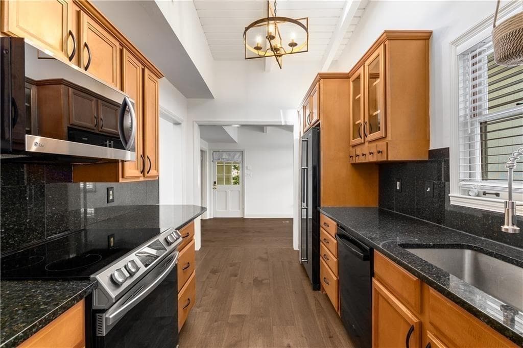 4 bedroom, 2 bathroom, 1,872 sq ft single family residence for rent at 130 Putnam Circle, Atlanta, GA 30342 for $4,950 a month — photo 5