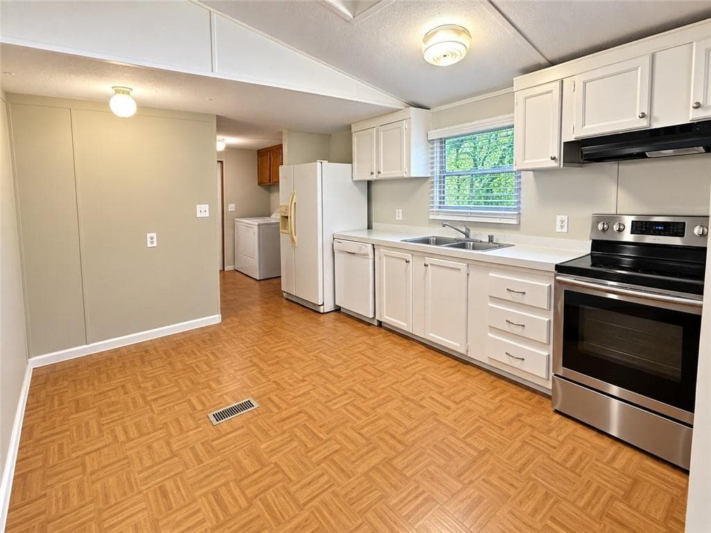 3 bedroom, 2 bathroom single family residence under contract at 729 Doster Circle, Winder, GA 30680 — photo 4