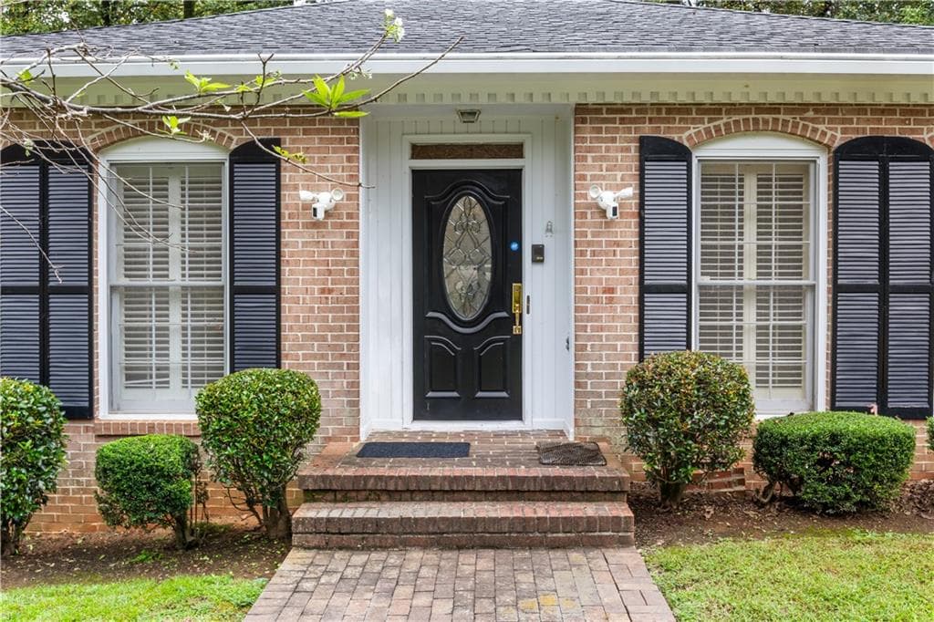 3 bedroom, 2 bathroom, 1,863 sq ft single family residence for sale at 5291 Saffron Drive, Dunwoody, GA 30338 — photo 5