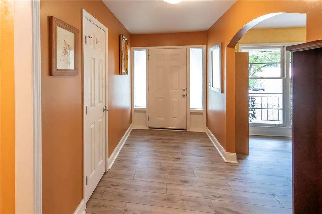 3 bedroom, 2 bathroom, 1,724 sq ft single family residence for sale at 211 Bennett Circle, Carrollton, GA 30117 — photo 3