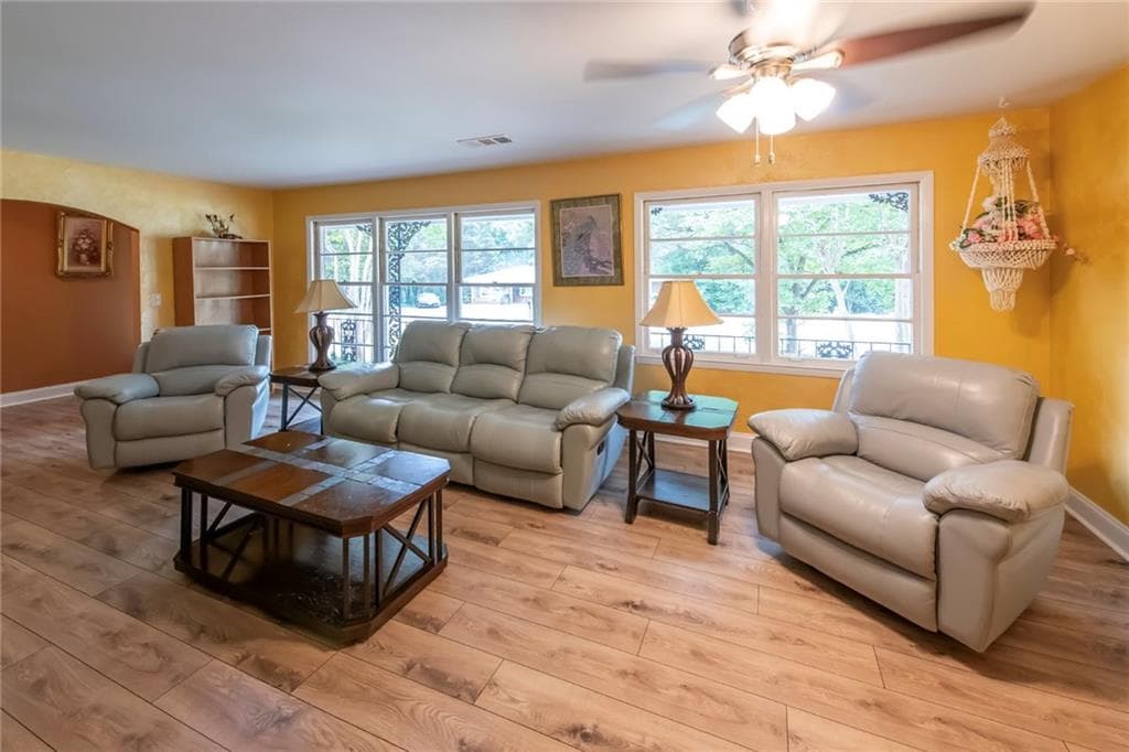 3 bedroom, 2 bathroom, 1,724 sq ft single family residence for sale at 211 Bennett Circle, Carrollton, GA 30117 — photo 5