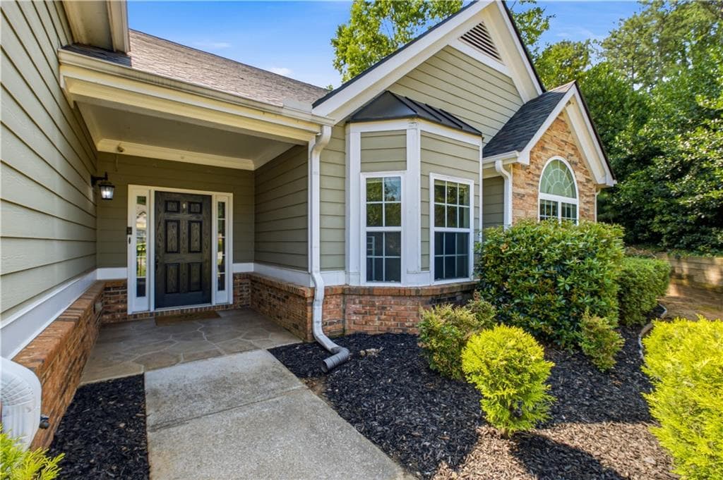 4 bedroom, 2 bathroom, 2,714 sq ft single family residence for sale at 6204 Cove Creek Drive, Flowery Branch, GA 30542 — photo 3