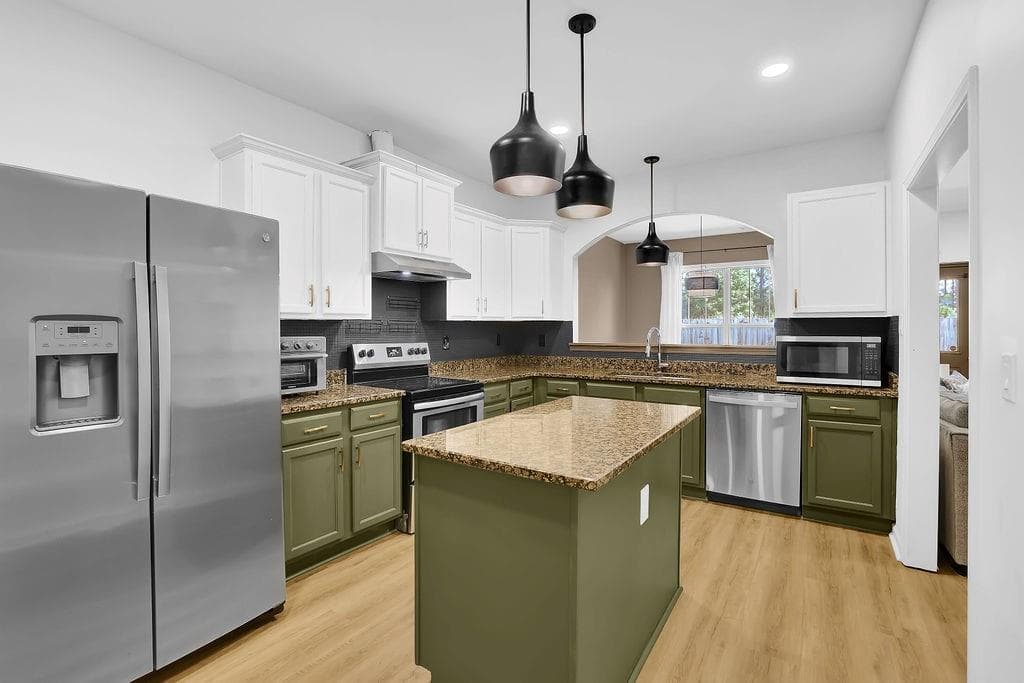 3 bedroom, 3 bathroom, 1,983 sq ft townhouse for sale at 3210 Smith Ridge Trace, Peachtree Corners, GA 30071 — photo 4