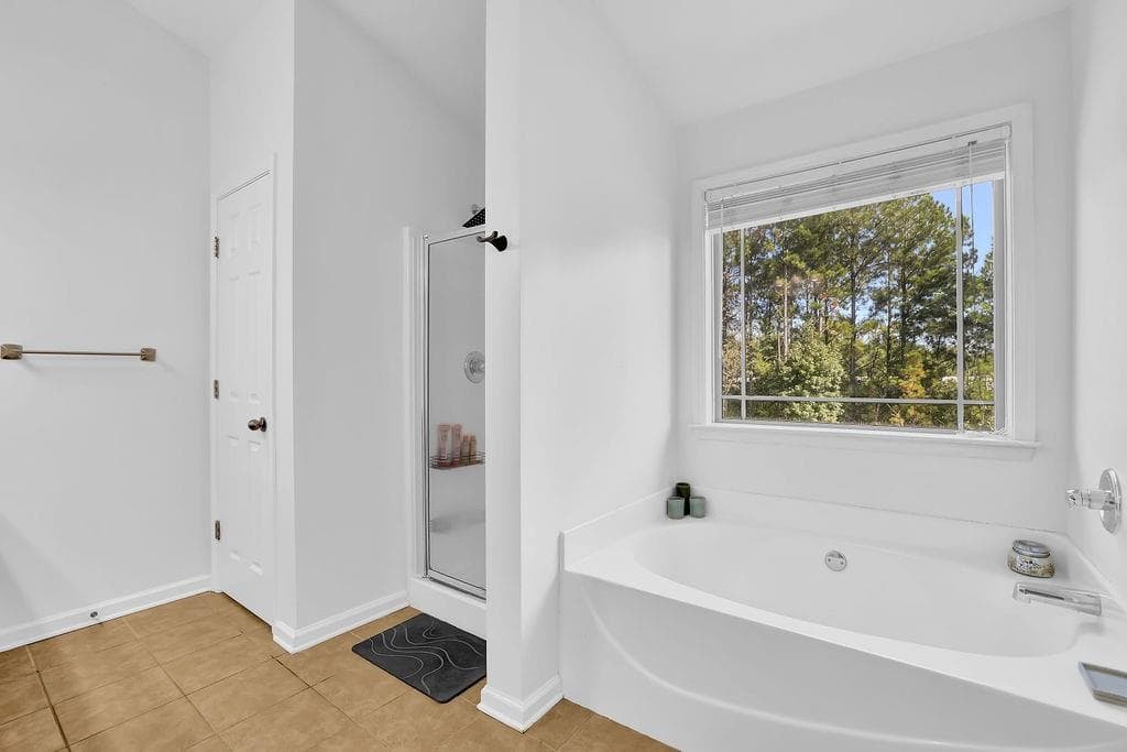 3 bedroom, 3 bathroom, 1,983 sq ft townhouse for sale at 3210 Smith Ridge Trace, Peachtree Corners, GA 30071 — photo 6