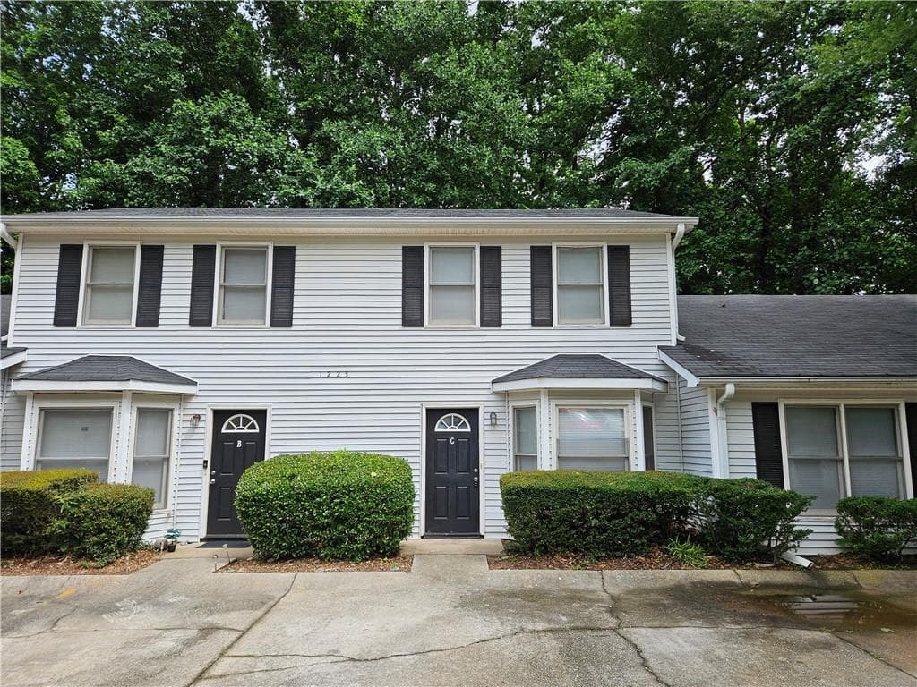 2 bedroom, 3 bathroom, 1,100 sq ft townhouse for rent at 1225 Oakplace Drive, Marietta, GA 30008 for $1,300 a month