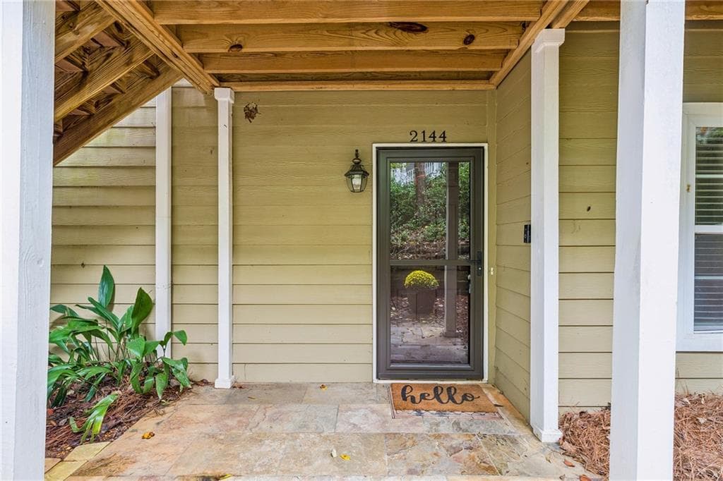 2 bedroom, 2 bathroom, 1,017 sq ft condominium for sale at 2144 River Heights Court, Marietta, GA 30067 — photo 2