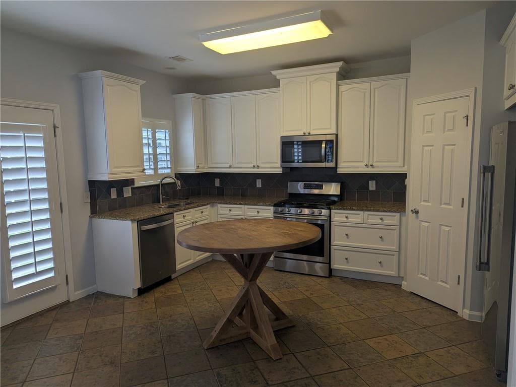 4 bedroom, 3 bathroom, 2,384 sq ft single family residence for rent at 6630 Grove Crossing Court, Cumming, GA 30028 for $2,900 a month — photo 6