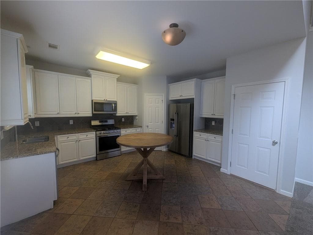 4 bedroom, 3 bathroom, 2,384 sq ft single family residence for rent at 6630 Grove Crossing Court, Cumming, GA 30028 for $2,900 a month — photo 5