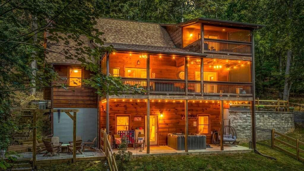 3 bedroom, 4 bathroom, 2,296 sq ft single family residence for sale at 111 Windy Valley Spur, Blue Ridge, GA 30513 — photo 1 of 107