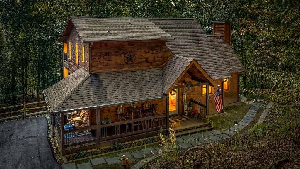 3 bedroom, 4 bathroom, 2,296 sq ft single family residence for sale at 111 Windy Valley Spur, Blue Ridge, GA 30513 — photo 3