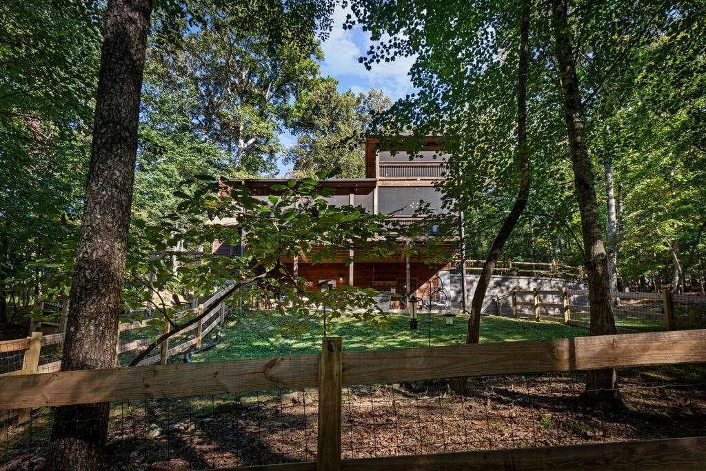 3 bedroom, 4 bathroom, 2,296 sq ft single family residence for sale at 111 Windy Valley Spur, Blue Ridge, GA 30513 — photo 4