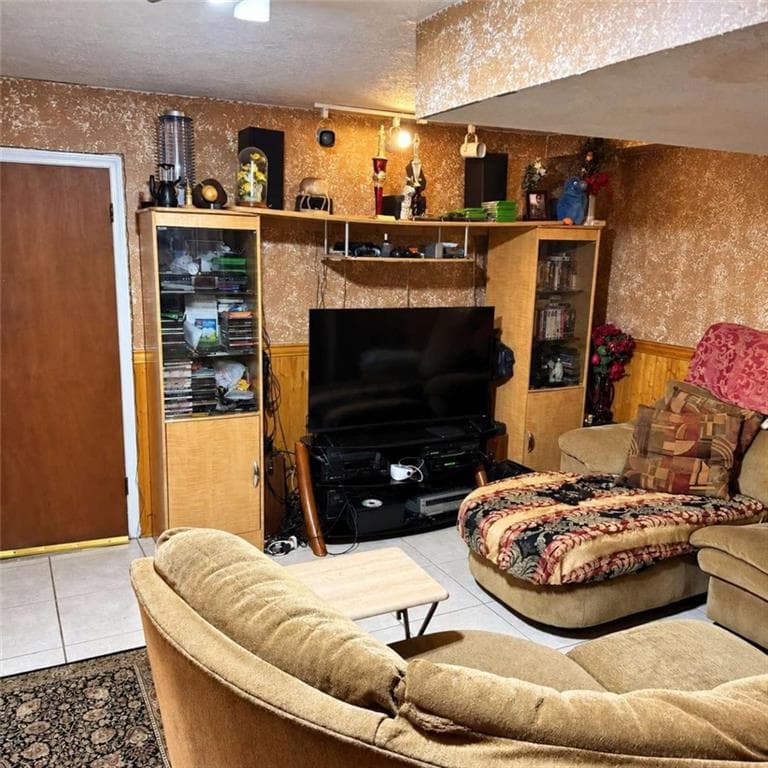 4 bedroom, 3 bathroom, 1,720 sq ft single family residence for sale at 7571 Kevin Pl, Jonesboro, GA 30236 — photo 8