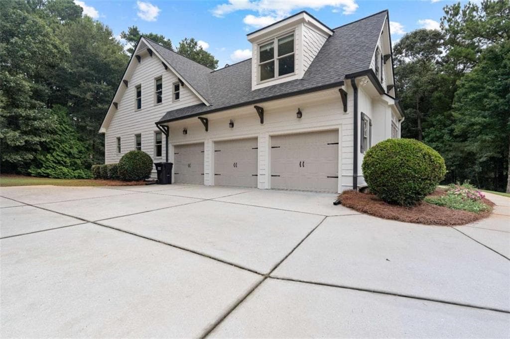 5 bedroom, 7 bathroom, 6,025 sq ft single family residence for sale at 120 Crystal Court, Tyrone, GA 30290 — photo 4
