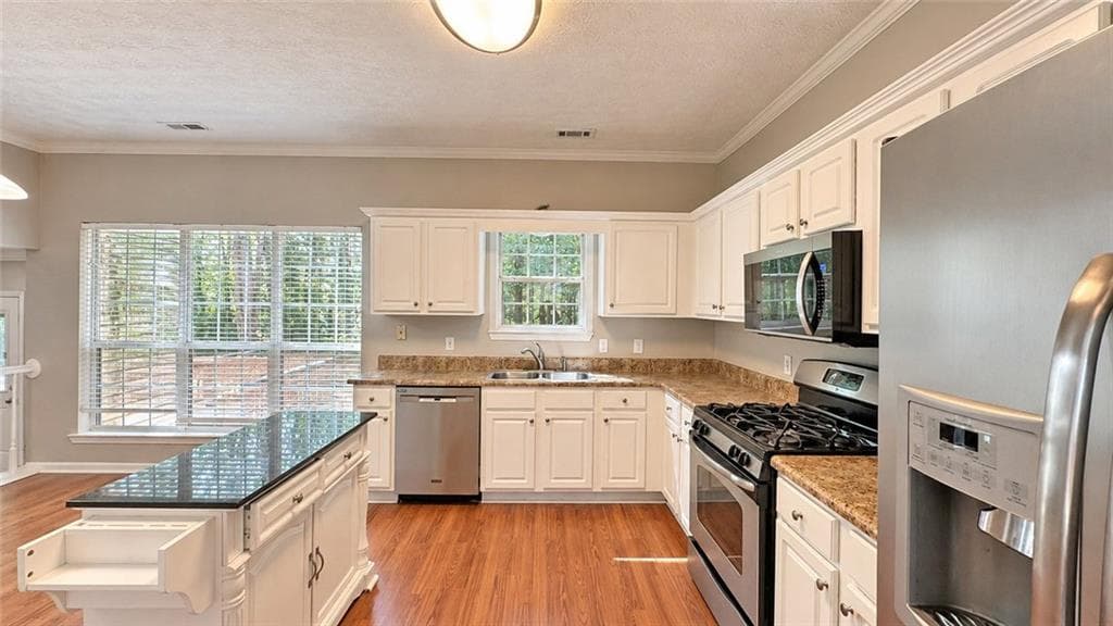 3 bedroom, 3 bathroom, 2,025 sq ft single family residence for sale at 20 Bartlett Drive, Sharpsburg, GA 30277 — photo 6