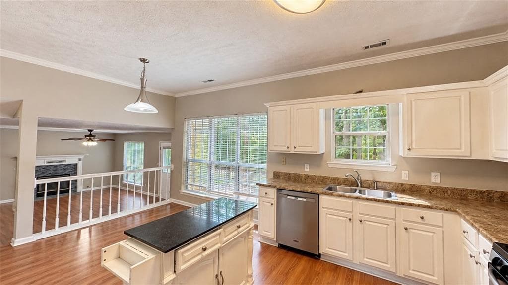 3 bedroom, 3 bathroom, 2,025 sq ft single family residence for sale at 20 Bartlett Drive, Sharpsburg, GA 30277 — photo 7