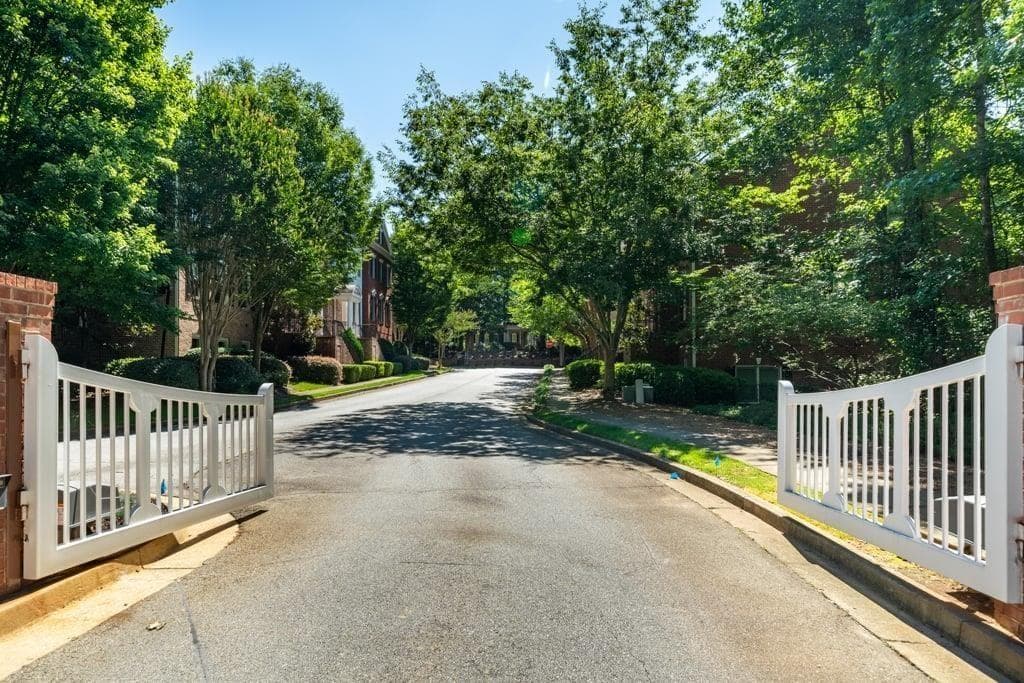 2 bedroom, 3 bathroom, 2,595 sq ft townhouse for sale at 1607 Waters Edge Trail, Roswell, GA 30075 — photo 3