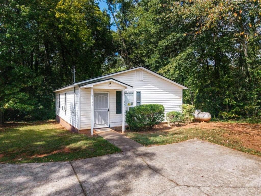 3 bedroom, 1 bathroom, 900 sq ft single family residence for sale at 1129 Ext W College Street, Griffin, GA 30224