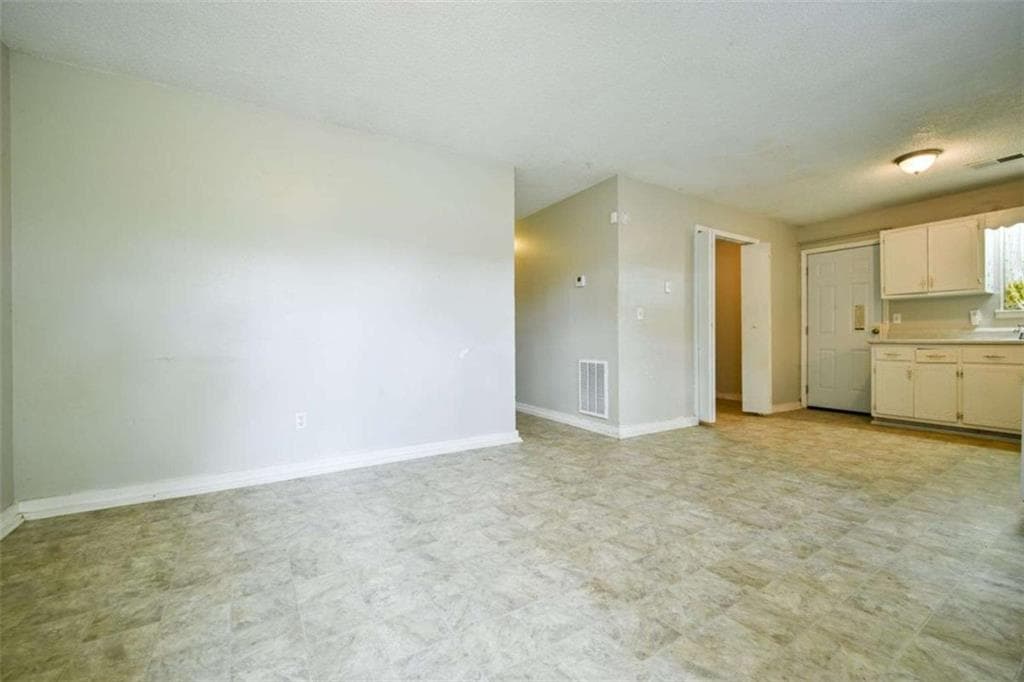 3 bedroom, 1 bathroom, 900 sq ft single family residence for sale at 1129 Ext W College Street, Griffin, GA 30224 — photo 4