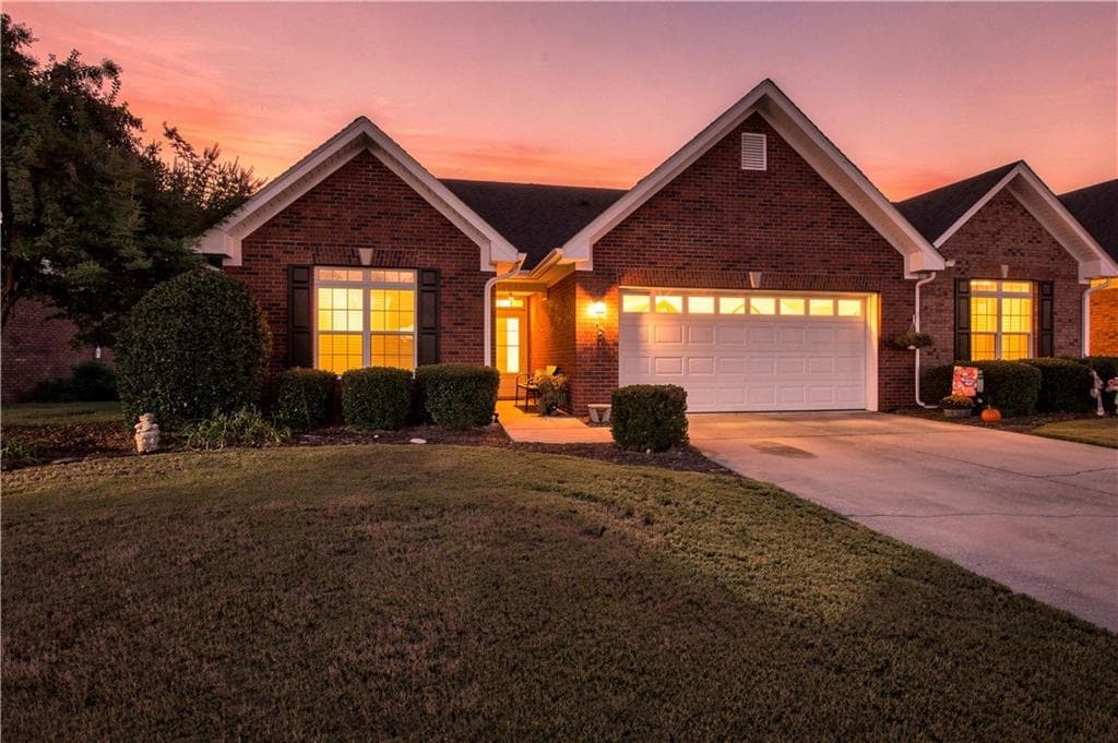 3 bedroom, 2 bathroom, 1,860 sq ft townhouse for sale at 131 Regency Row, Calhoun, GA 30701 — photo 2