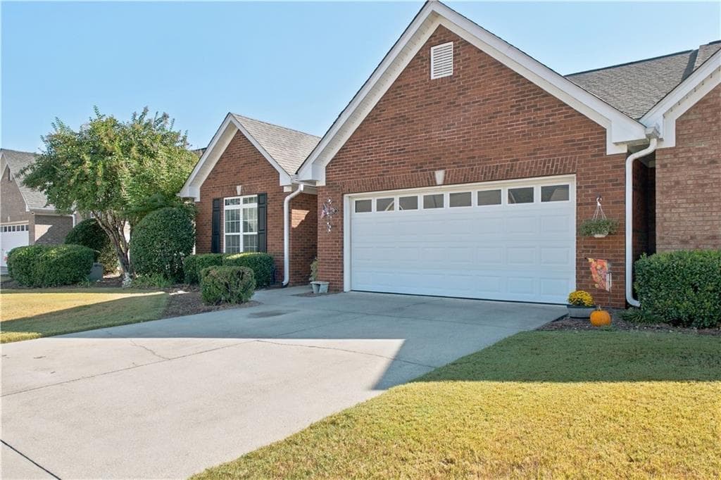 3 bedroom, 2 bathroom, 1,860 sq ft townhouse for sale at 131 Regency Row, Calhoun, GA 30701 — photo 3