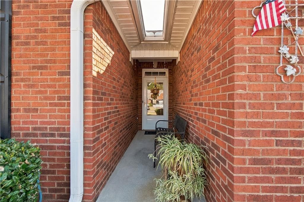 3 bedroom, 2 bathroom, 1,860 sq ft townhouse for sale at 131 Regency Row, Calhoun, GA 30701 — photo 4