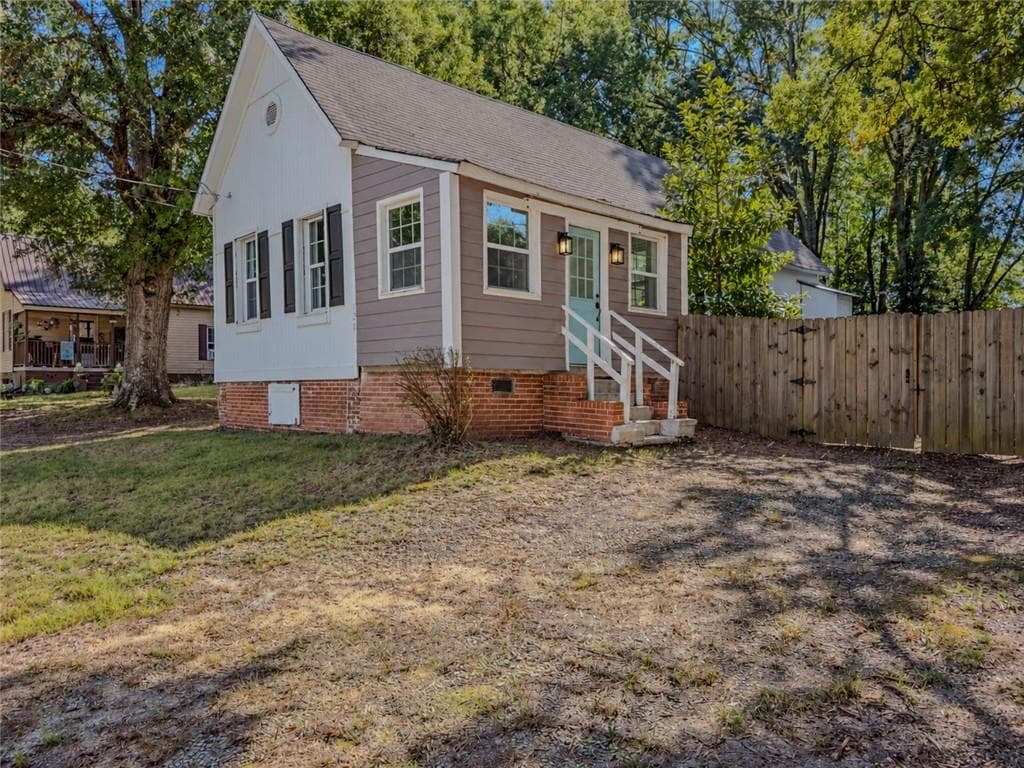 1 bedroom, 1 bathroom, 973 sq ft single family residence for sale at 120 Norris Street, Monroe, GA 30655