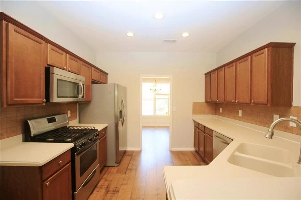 5 bedroom, 3 bathroom, 2,470 sq ft single family residence for rent at 410 Ruby Forest Parkway, Suwanee, GA 30024 for $2,800 a month — photo 6