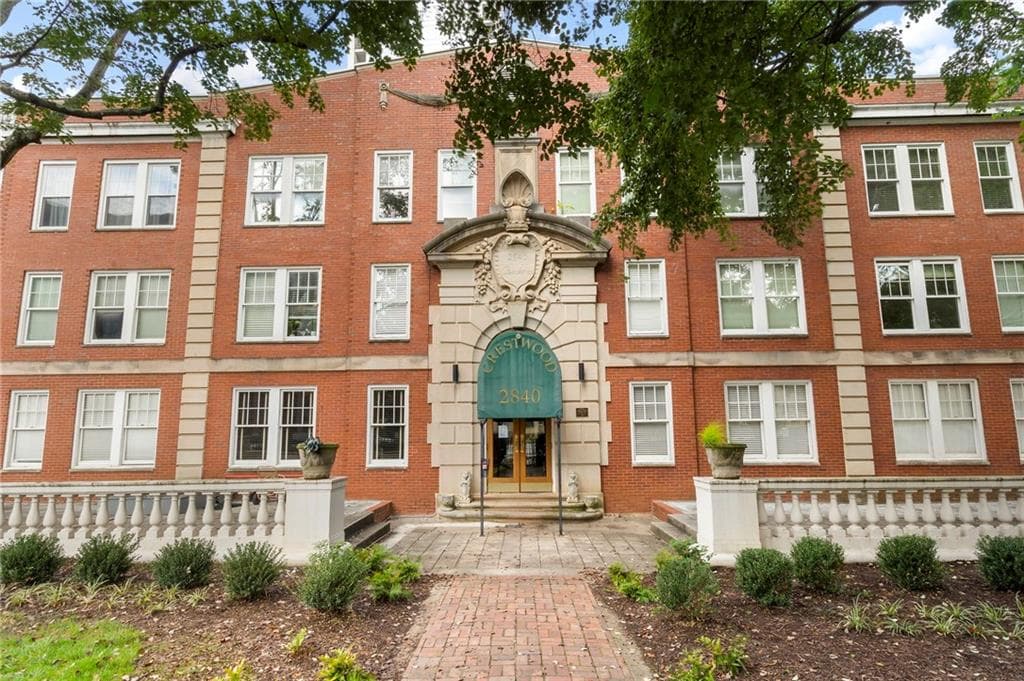 2 bedroom, 2 bathroom, 1,090 sq ft condominium for sale at 2840 Peachtree Road 411, Atlanta, GA 30305