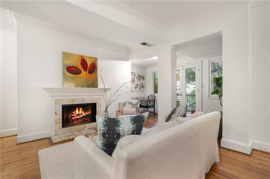 2 bedroom, 2 bathroom, 1,090 sq ft condominium for sale at 2840 Peachtree Road 411, Atlanta, GA 30305 — photo 2