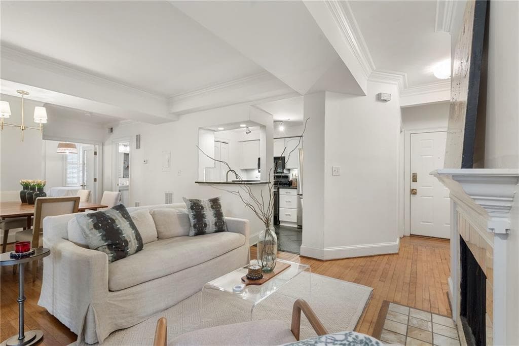2 bedroom, 2 bathroom, 1,090 sq ft condominium for sale at 2840 Peachtree Road 411, Atlanta, GA 30305 — photo 6