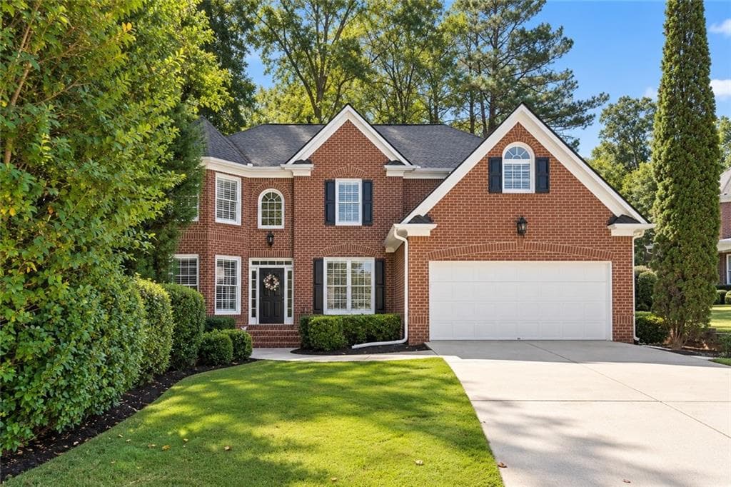 6 bedroom, 5 bathroom, 4,572 sq ft single family residence for sale at 135 Lynwood Drive, Roswell, GA 30075 — photo 2